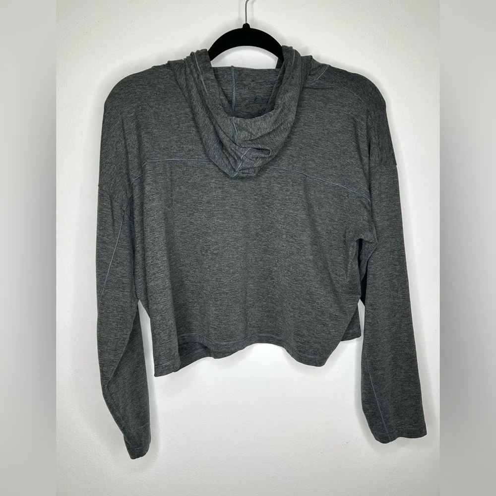 Revolve Girlfriend Collective ReSet Cropped Hoodie in a charcoal gray - Picture 4 of 6